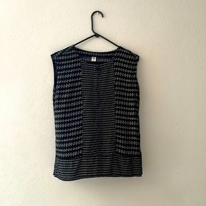 Size XS Old Navy blouse in black and white print